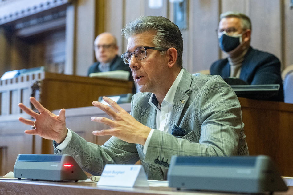 Im Zeitraum dieser Pressekonferenz wurden zwei Laptops aus dem Stadtverordnetensaal geklaut. Auf ihnen war die Software für das Lautsprechersystem.