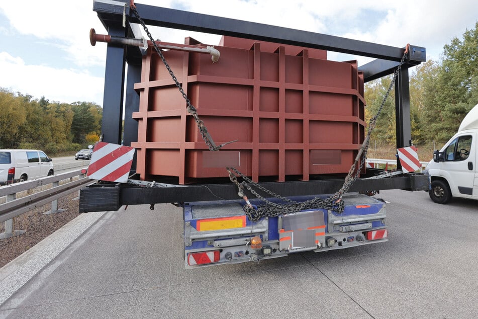 Unfall A2: Schwerlaster stecken in A2-Baustelle fest und sorgen für Ärger: Wer ist schuld?
