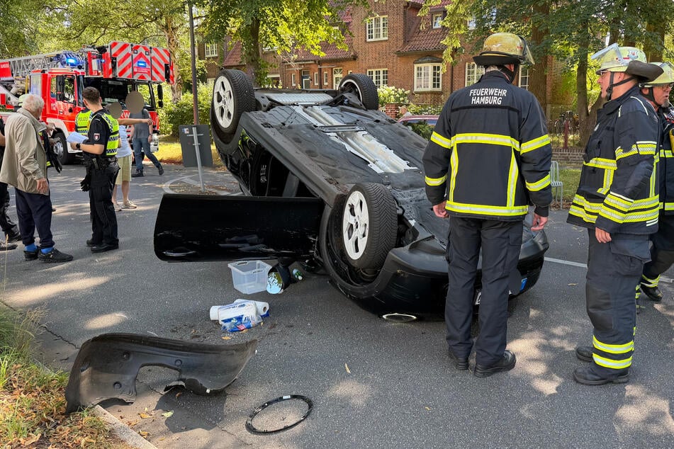 Am Mittwochmorgen ist in Hamburg ein Mini Cooper gegen einen Baum gekracht und hat sich daraufhin überschlagen.