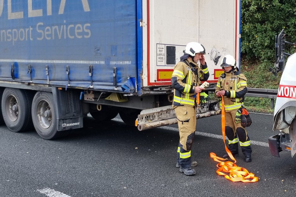 Bei dem Unfall war auch die Feuerwehr im Einsatz.