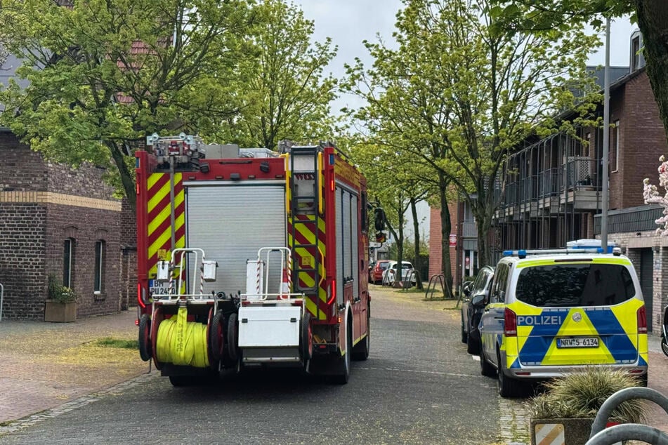Polizei und Feuerwehr waren noch am Sonntagnachmittag vor Ort, um den Tatort zu reinigen und Spuren zu sichern.