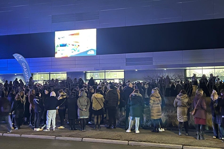 Aufgrund eines Feueralarms mussten Besucher der Kebekus-Show vor der BallsportARENA ausharren.