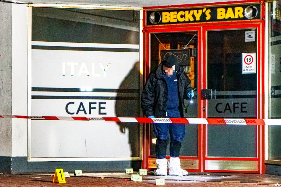 Direkt vor "Becky's Bar" in Gelnhausen kam es in der Nacht zu Freitag zu einer blutigen Attacke: Ein Mann wurde schwer verletzt.