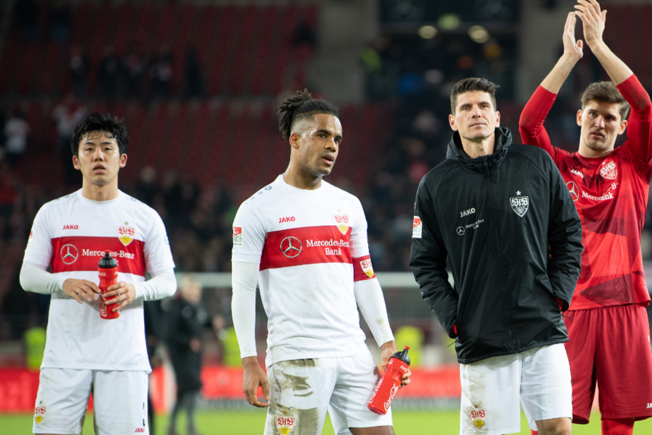 Stuttgarts Wataru Endo, Daniel Didavi, Mario Gomez und Torwart Gregor Kobel (v.l.n.r.) stehen nach dem Unentschieden gegen Bielefeld auf dem Platz.