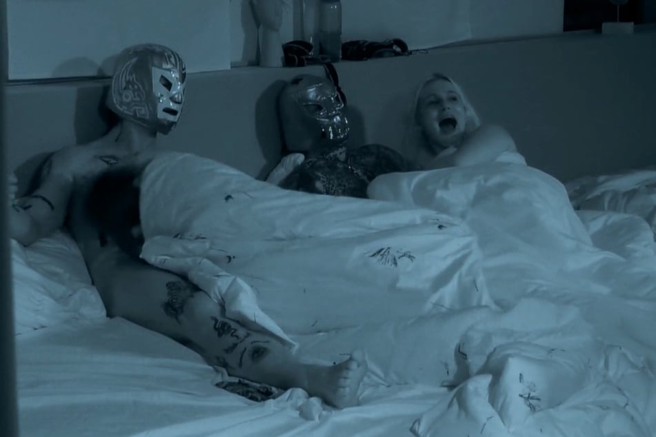 Spaß zu viert: Laurenz (24, v.l.n.r.), Bonny (25), Gigi (26) und Kathi (31) lassen es sich mal wieder im Schlafsaal gutgehen.