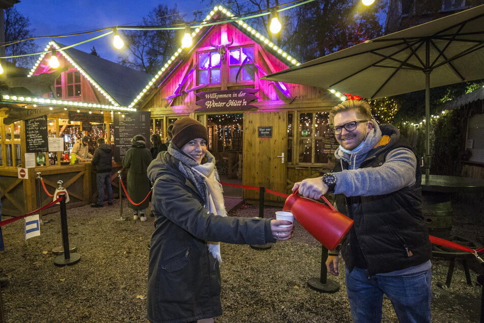 Nach 20 Uhr wird an der Bude von Josef Dölle in der Louisenstraße kein Glühwein mehr ausgeschenkt.