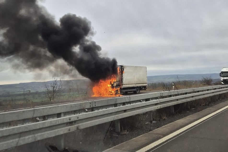 Auf der A38 bei Berga geriet ein Lkw in Vollbrand.