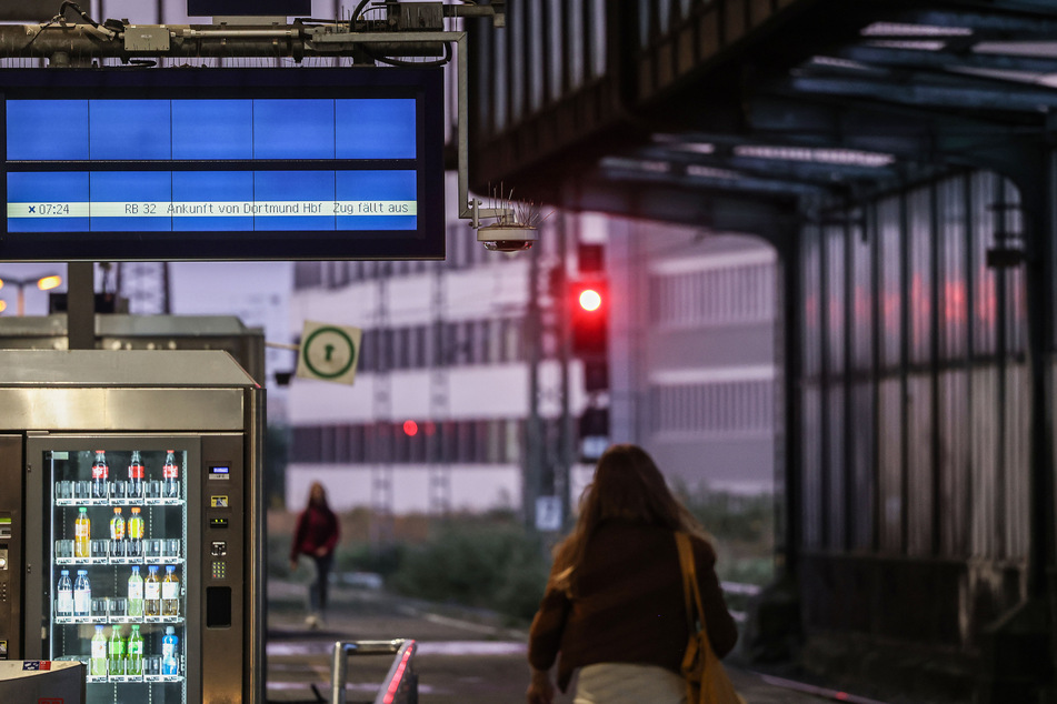Der Bahnverkehr am Düsseldorfer Hauptbahnhof wurde aufgrund einer möglichen Gefahrenlage vorübergehend eingestellt. (Symbolbild)