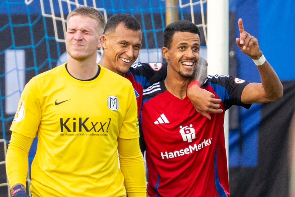 Während sich Meppen-Keeper Julius Pünt (20, l.) über ein weiteres Gegentor ärgert, feiern die Hamburger Davie Selke (29, M.) und Robert Glatzel (30) Arm in Arm.