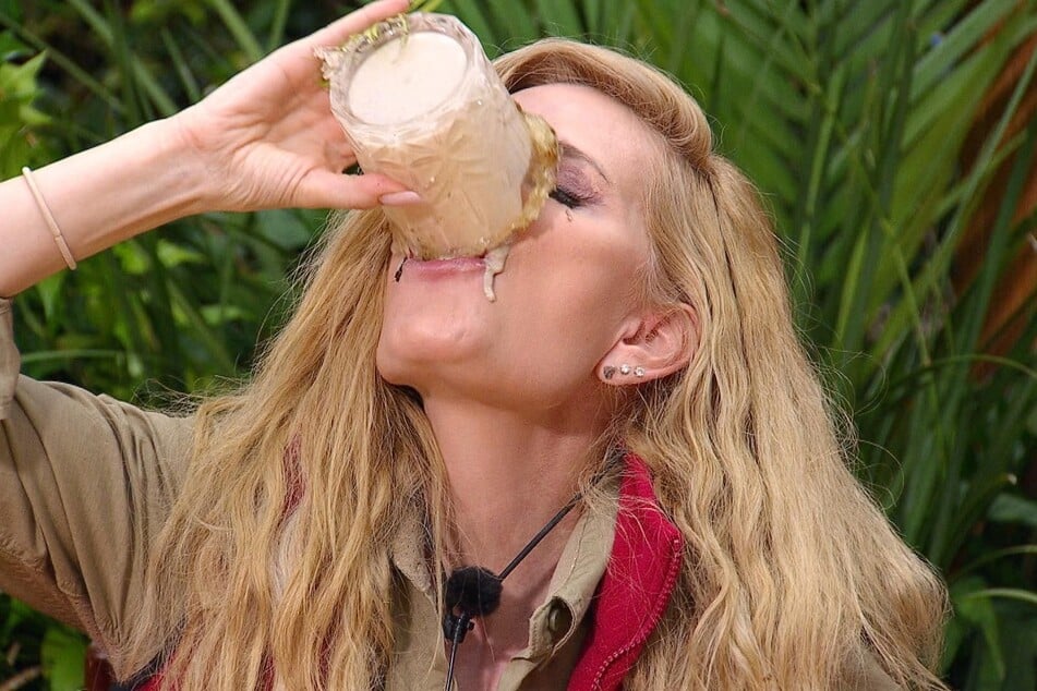 Ohne abzusetzen ist der Ziegenmagen in Mirjas Magen.