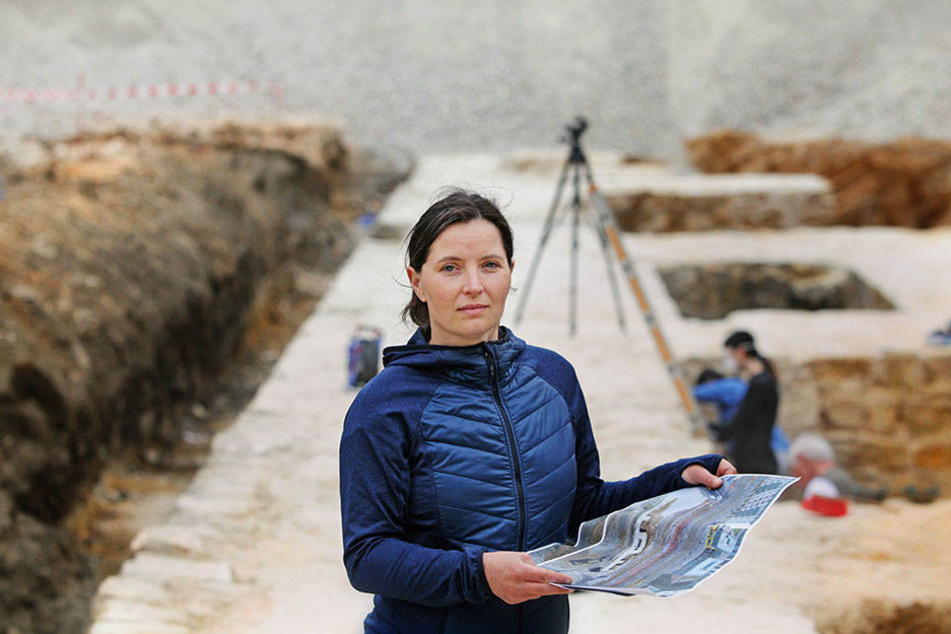 Ausgrabungsleiterin Susanne Schöne (42) ist seit Februar gemeinsam mit ihrem Team mit der Freilegung der Festungsmauer beschäftigt.
