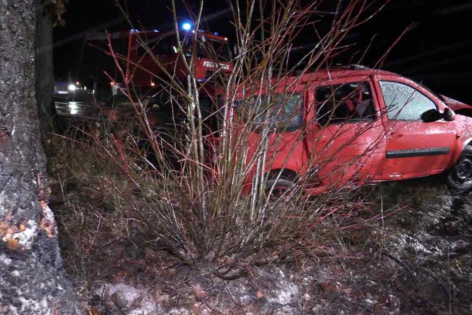 Die Frau war gegen den Baum gefahren.
