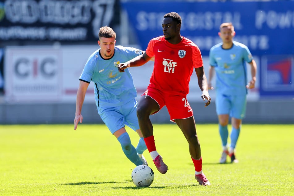 Rudolf Ndualu (25, r.) zählte in der Saison 2022/23 im Babelsberger Trikot zu den besten Außenstürmern der Liga.