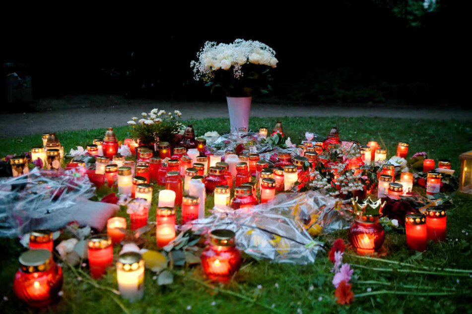 Am Tatort brannten am Abend rund hundert Lichter. Auch Blumen und Briefe wurden dort niedergelegt.