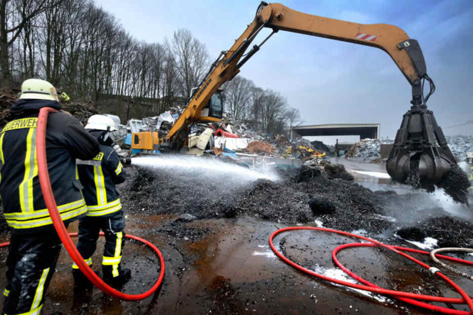 Mit einem Bagger mussten die Metallspäne abgetragen werden.