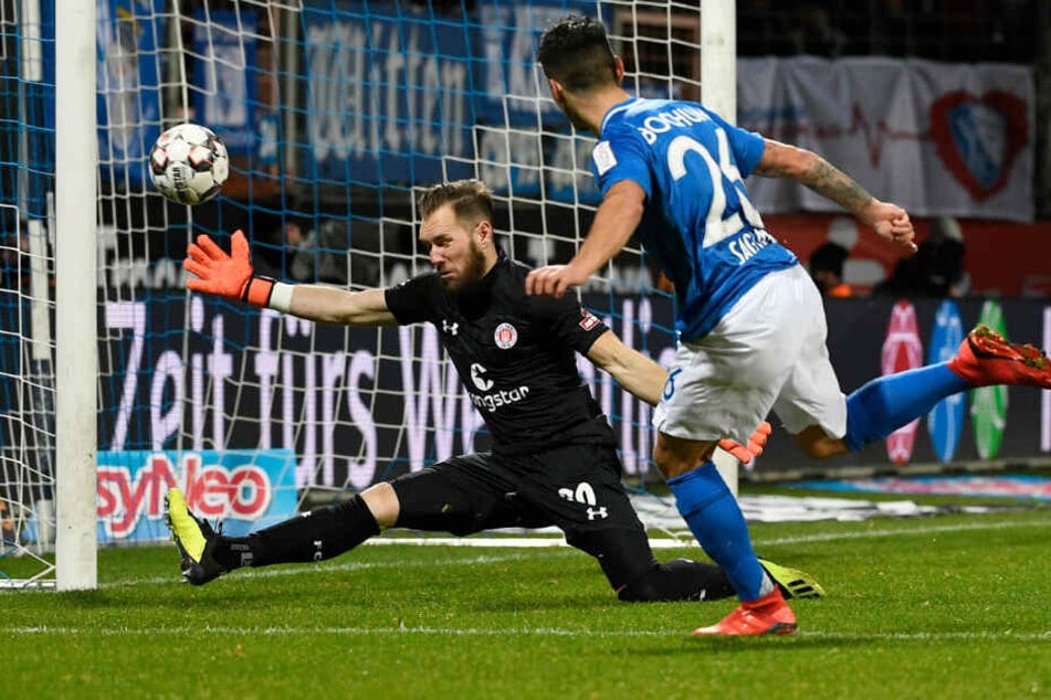 Robin Himmelmann macht die kurze Ecke gegen den Angreifer zu.