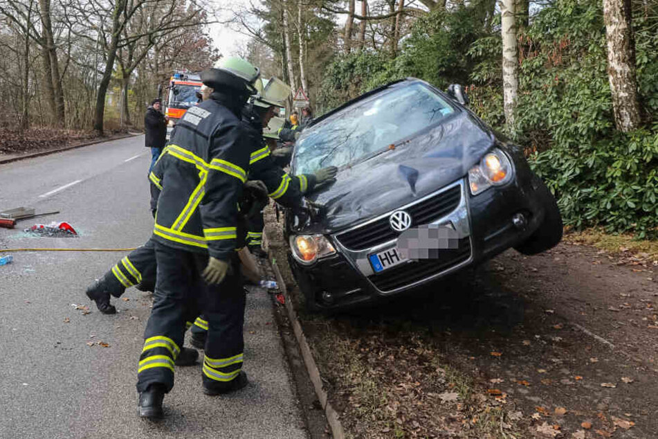 Die Einsatzkräfte kippten das Auto wieder auf den Boden.