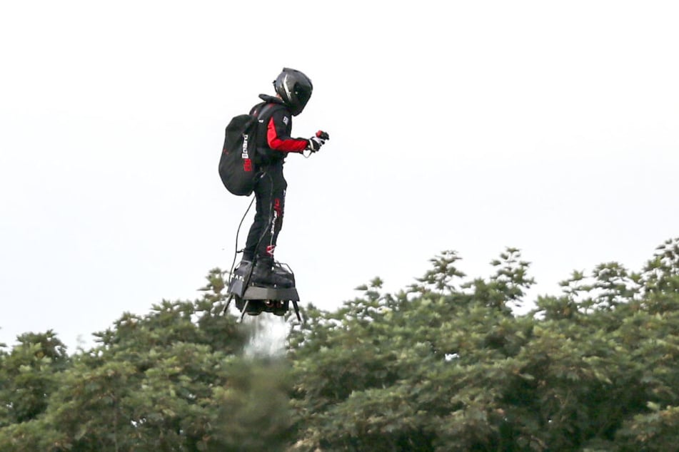 Franky Zapata landet mit seinem Flyboard am Strand von St. Margaret's.