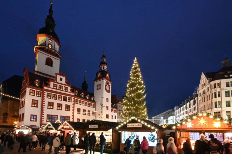 Punkt 16 Uhr erstrahlte auch der Weihnachtsbaum auf dem Markt.