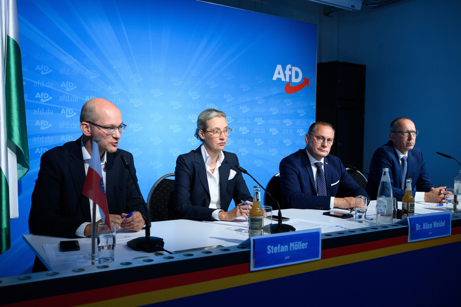 Stefan Möller (49, l.), Thüringer Co-Landesvorsitzender, erklärte auf einer Pressekonferenz in Berlin mit den Bundesvorsitzenden Alice Weidel (45) und Tino Chrupalla (49) sowie Jörg Urban (60, ganz rechts), Spitzenkandidat der AfD Sachsen, dass Björn Höcke (52, nicht im Bild) in Thüringen sei. Das habe er sich verdient.