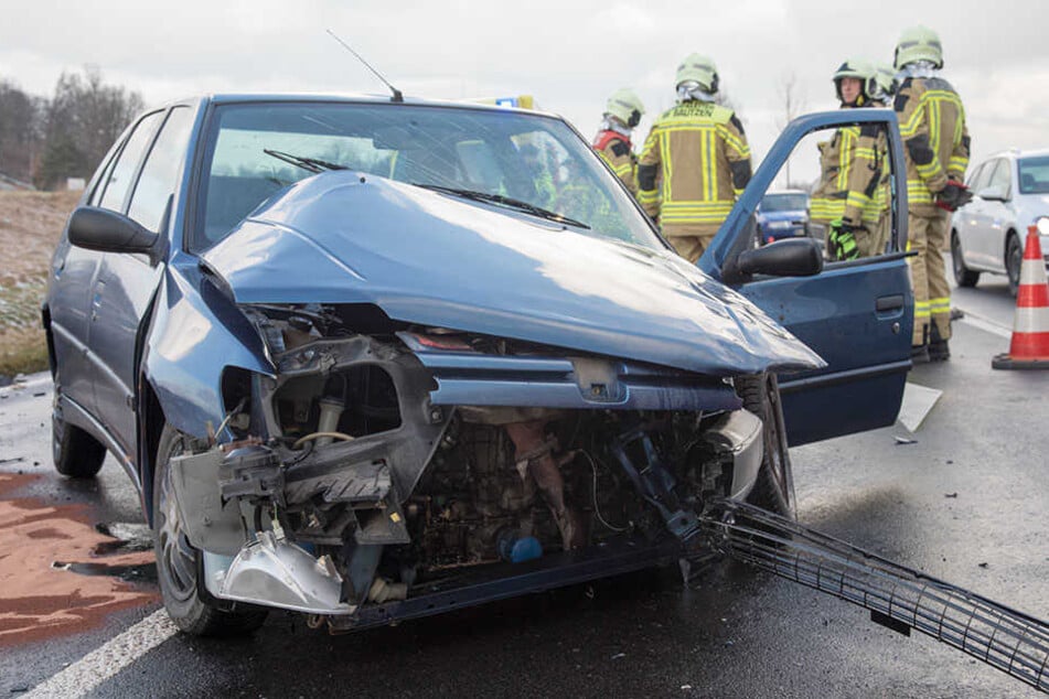 Der Peugeot wurde von einem Senioren gefahren. Beim Abbiegen knallte er gegen den Jeep.