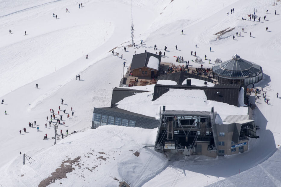 In einigen Gletscherskigebieten der Alpen sind schon Abfahrten möglich. (Symbolbild)