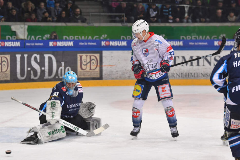 Eislöwen-Keeper Riku Helenius (l.) machte ein gutes Spiel. Fuhr mehrfach stark seine Matten aus und verhinderte so Falken-Tore.