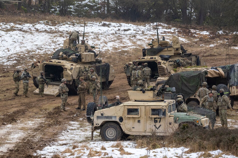 US-Soldaten stehen während der internationalen Militärübung auf dem Gelände des Truppenübungsplatz Hohenfels.