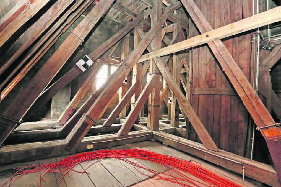 Im hölzernen Dachstuhl des Gewandhauses haben Mittwoch die Arbeiten begonnen.
Den Zuschlag erhielt eine Firma aus Frankenberg.