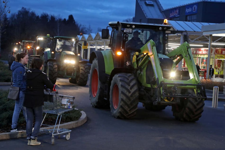 Die Bauern hatten sich auf dem Kaufland-Parkplatz getroffen und sind dann in Richtung Autobahn gefahren.