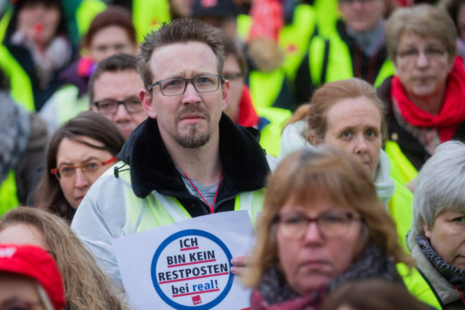 Was mit den 34.000 Mitarbeitern nach dem Verkauf von Real passiert, ist noch unklar.