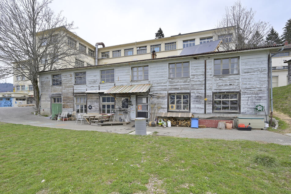 Das Bild zeigt die Gesamtansicht der ehemaligen Reuge-Fabrik, in der das achtjährige entführte französische Mädchen zusammen mit ihrer Mutter gefunden wurde.