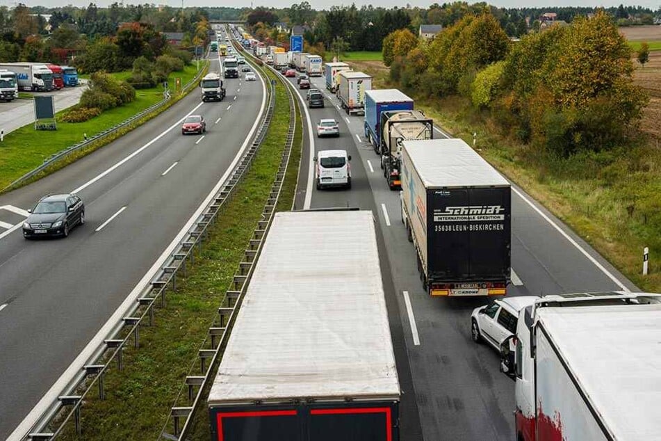 Auch in Richtung Dresden hatte es am Morgen gekracht. Doch die Spur auf der A14 ist mittlerweile wieder freigegeben. (Symbolbild)