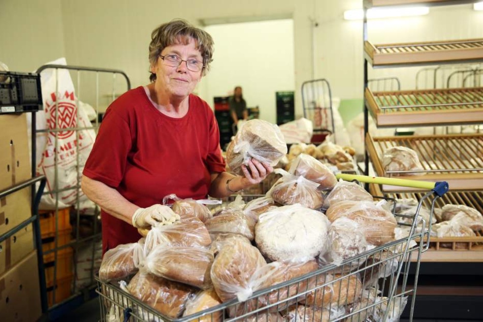 jeden Tag eine gute Tat: Beim Helfen vergisst Ehrenamtlerin Elke Brückner ihre Not. Zweimal wöchentlich packt sie bei der Dresdner tafel Brot in Tüten.