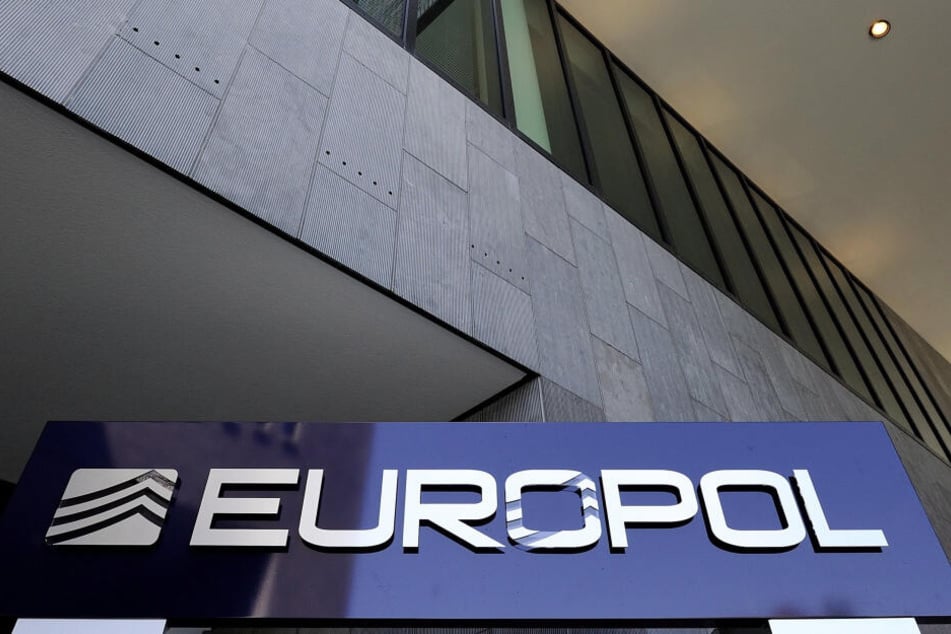 Laut Europol-Angaben wurden bei der Razzia rund 3,8 Millionen Dopingmittel und gefälschte Medikamente sichergestellt.