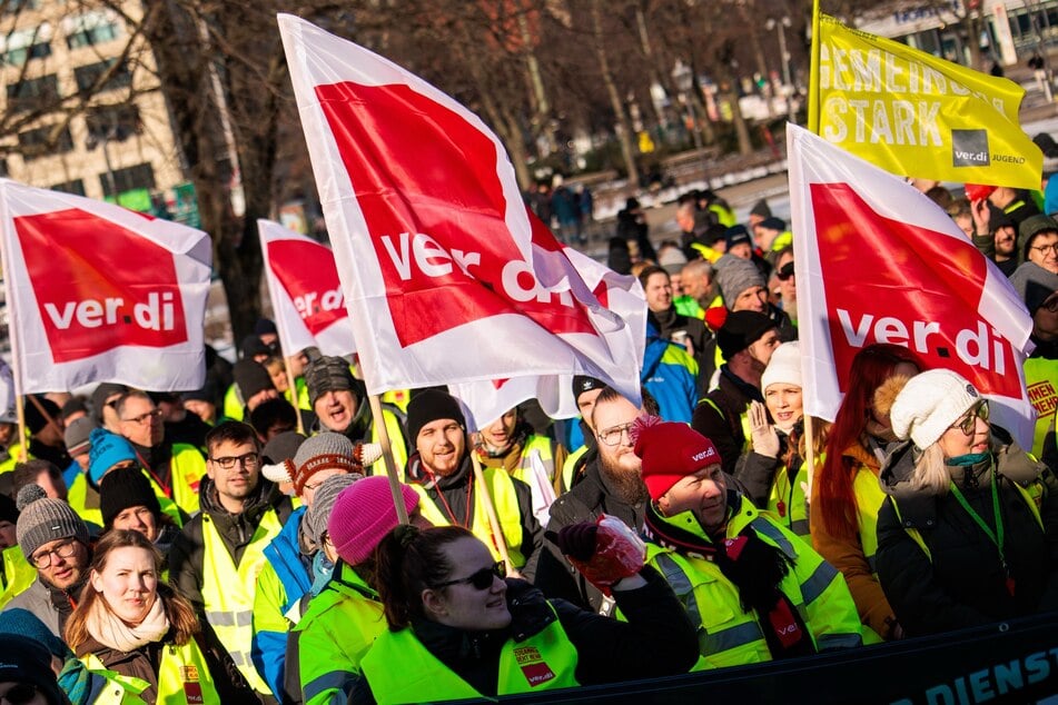 Die Gewerkschaft Verdi ruft am Dienstag erneut zu Arbeitsniederlegungen in mehreren Städten auf, auch der Nahverkehr ist betroffen. (Symbolbild)