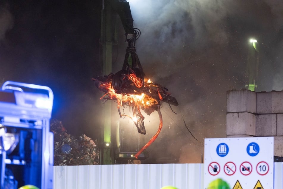 Auf einem Betriebsgelände in Mönchengladbach war in der Nacht von Samstag auf Sonntag ein Metallschrotthaufen in Brand geraten.