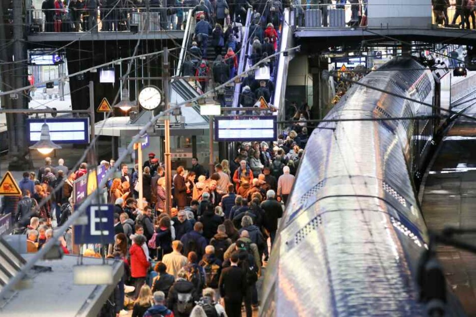 Nichts geht mehr! Stellwerkstörung legt Zugverkehr in Hamburg lahm