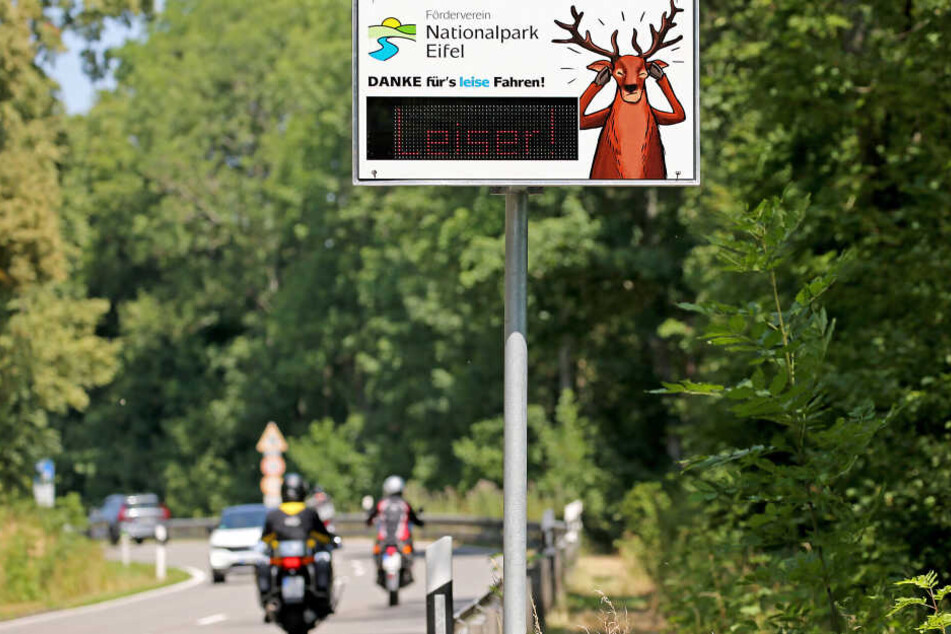 In der Eifel bitten Schilder die Biker vorsichtig und leiser zu fahren.