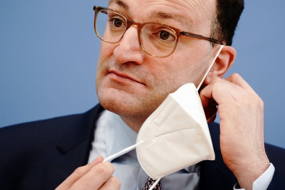 Insgesamt kostete die Abgabe der Masken bis Anfang April 2,1 Milliarden Euro. "Nicht aufklären" ließ sich laut dem Bericht dabei, wie Spahns (41, CDU) Ministerium zum bezahlten Erstattungspreis von 6 Euro pro Maske kam.