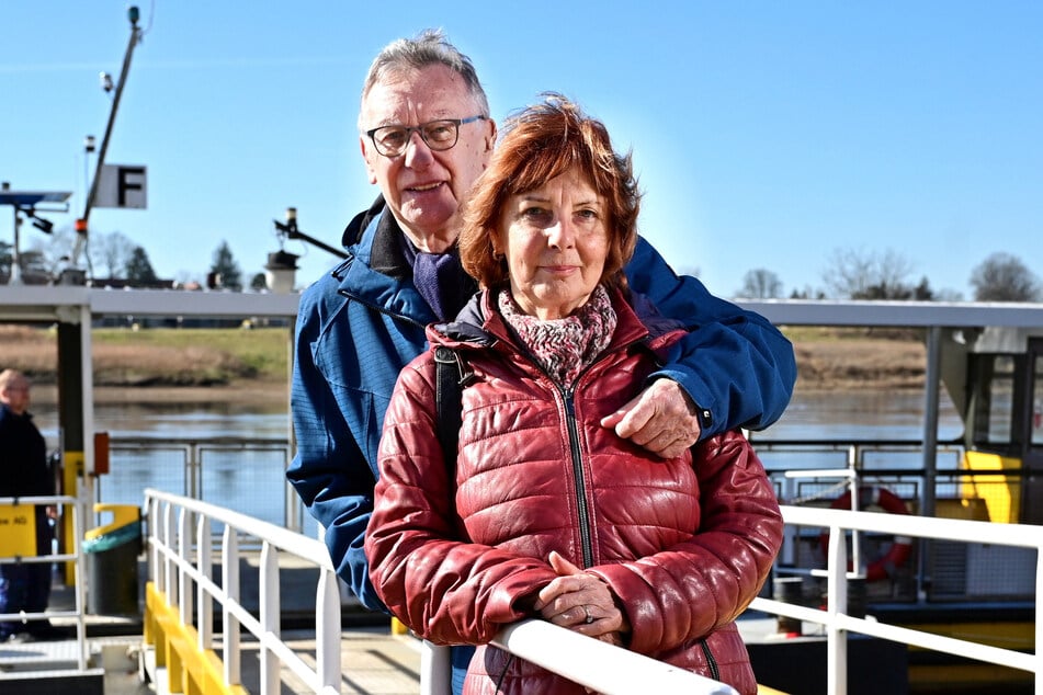 Familie Müller benutzt bewusst die Fähre, lässt dafür das Auto stehen.