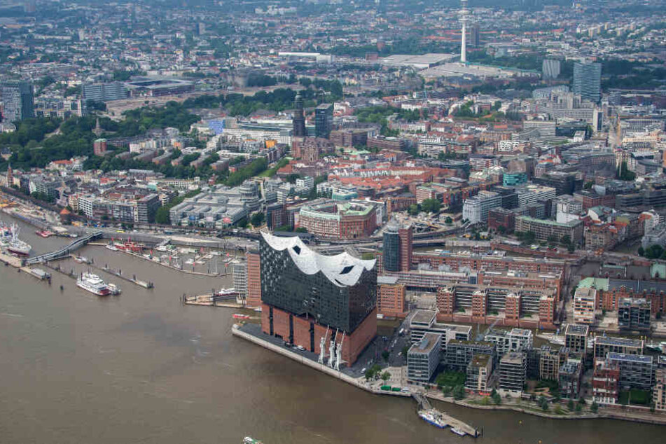 Auch aus der Luft ist die Elbphilharmonie deutlich zu erkennen.