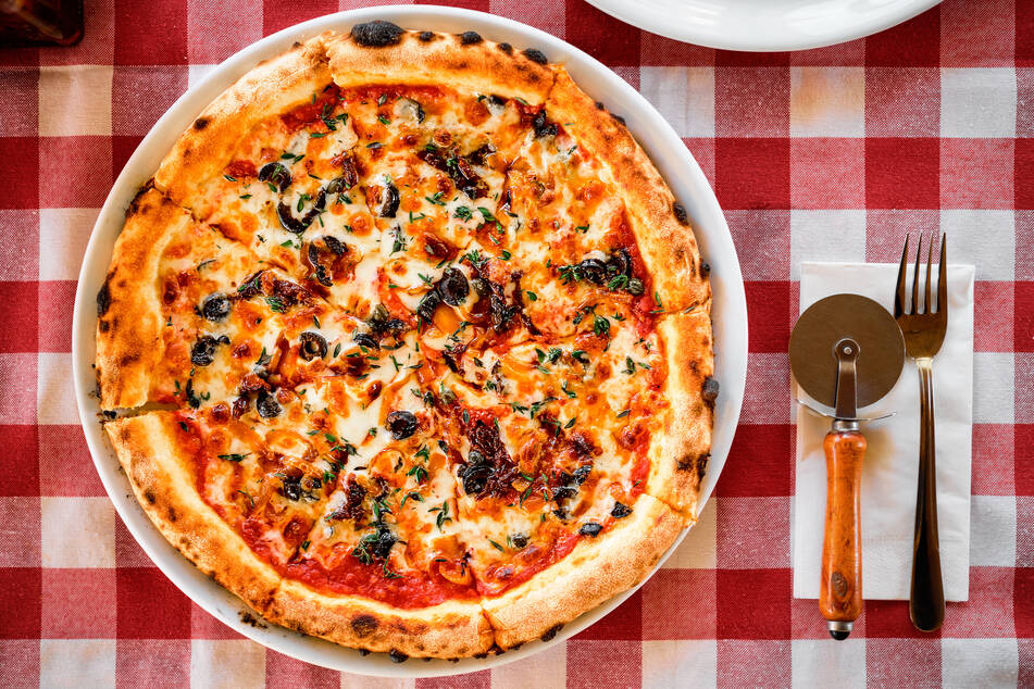 Die Pizza kommt in zwei leckeren Geschmacksrichtungen. (Symbolbild)
