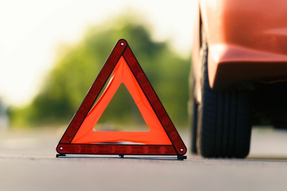 Ein 40-Jähriger hat bei einem Unfall in Plauen einen Lichtmast gefällt. (Symbolbild)