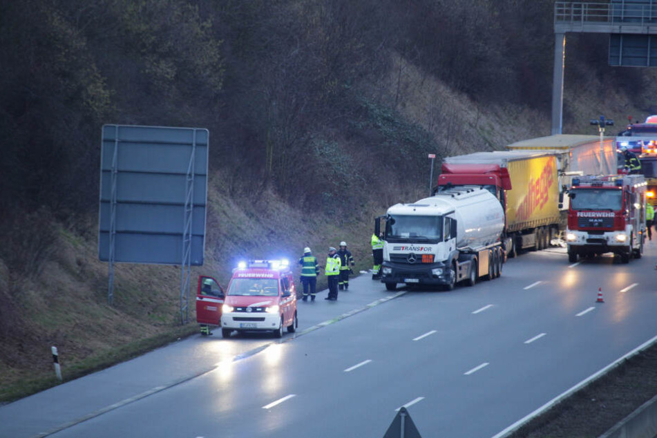 Ein Lkw-Fahrer wurde in seinem Führerhaus eingeklemmt und musste von der Feuerwehr befreit werden.