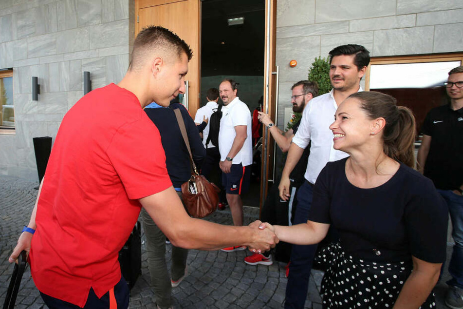 Man kennt sich: Kapitän Willi Orban begrüßt die Mitarbeiter des Luxushotels Nidum mit Handschlag.
