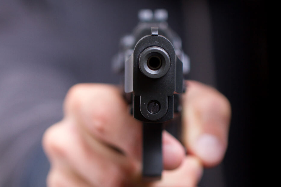 Der Täter überfiel mit einer Pistole den Getränkemarkt. (Symbolbild)