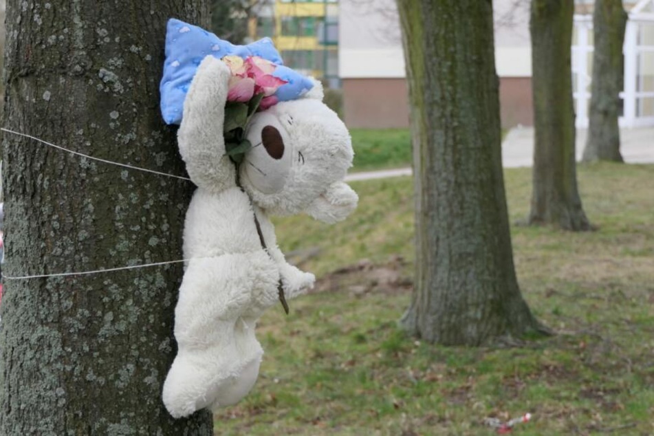 Anwohner, Bekannte und Freunde trauern um die auseinander gerissene Familie.