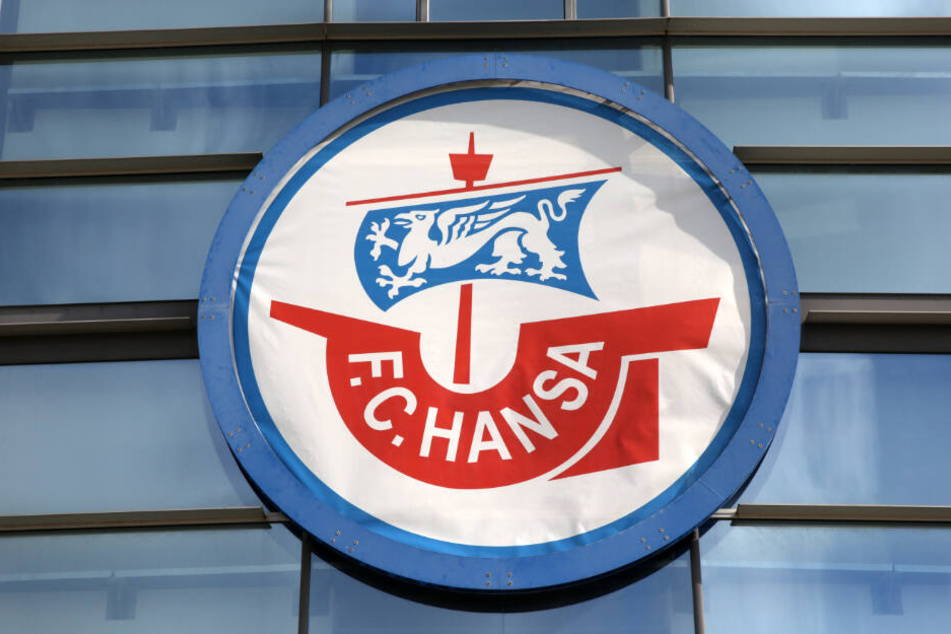 Am Stadion in Rostock ist das Vereins-Logo von Hansa Rostock angebracht. (Archivbilder)
