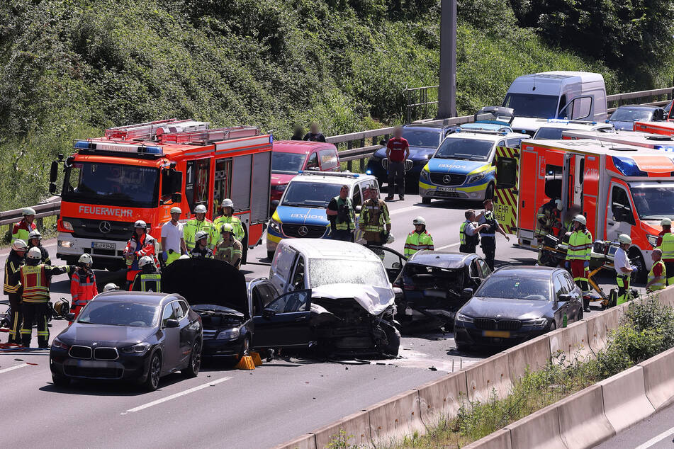 Nach einem Unfall auf der A3 sind die Rettungskräfte im Einsatz.